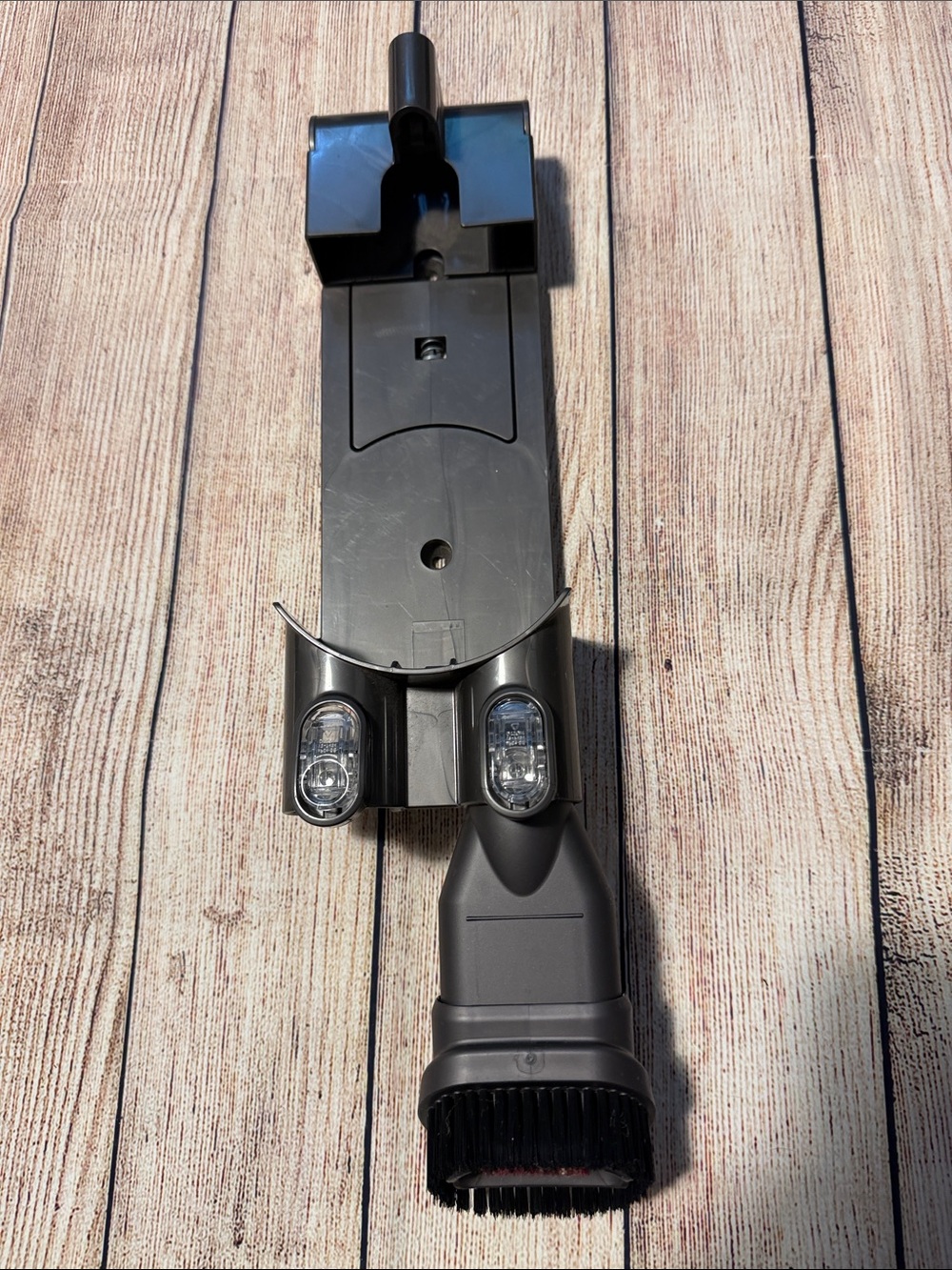 Dyson V8 wall mount + attachment